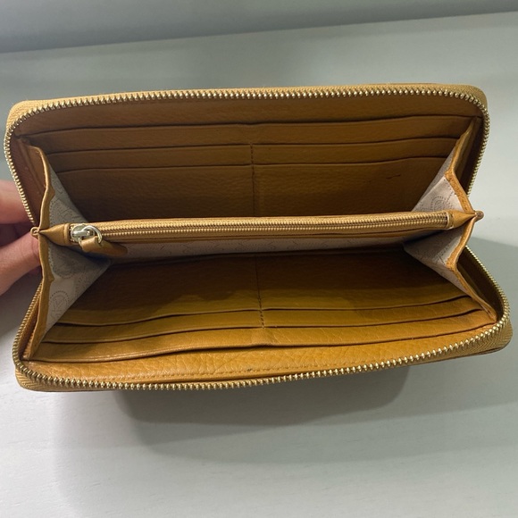 Micheal Kors Hand Wallet - Picture 4 of 4